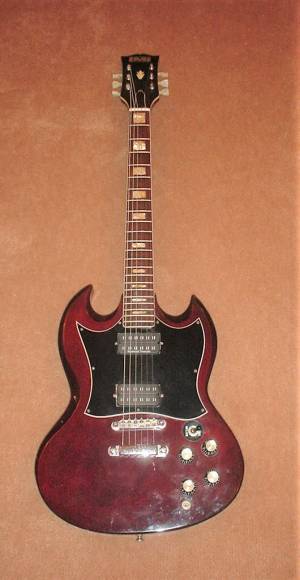 Autre guitare de forme SG et de marque CMI avec son logo encore présent sur la tête.